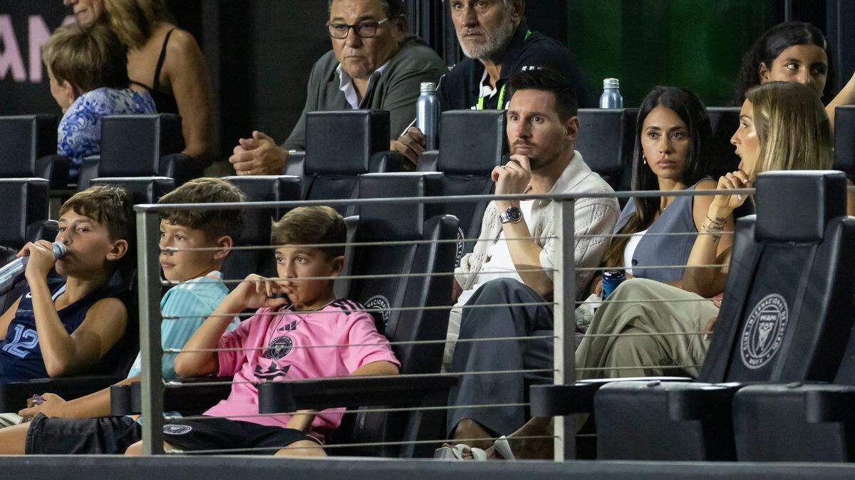 El delantero argentino del Inter Miami Lionel Messi mira un partido contra el Toronto FC en la Leagues Cup, celebrado el 8 de agosto de 2024 en Fort Lauderdale, Florida.