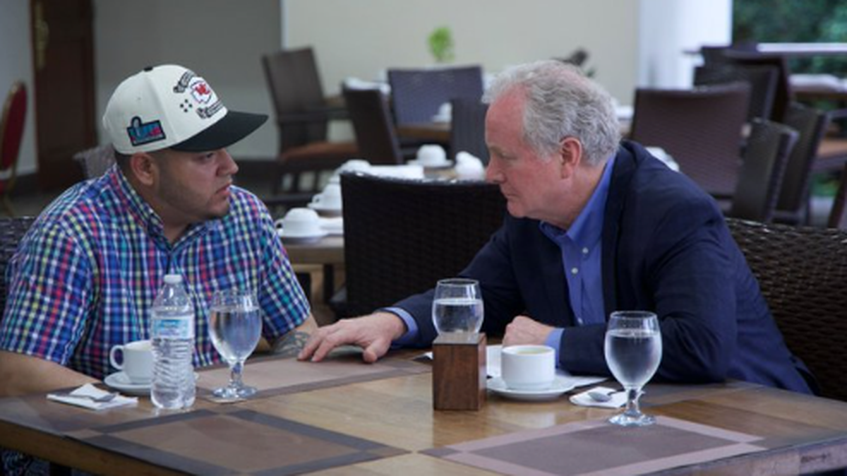El migrante salvadoreño Kilmar Ábrego García, deportado por error por el gobierno de Donald Trump, se reunió con el senador demócrata estadounidense Chris Van Hollen en lo que parece ser un restaurante, según fotos publicadas este jueves en X por el congresista y el presidente Nayib Bukele.