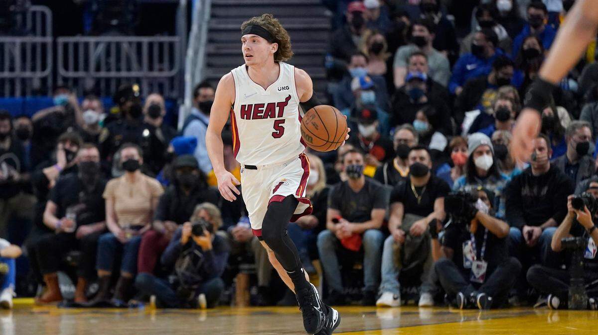 El segundo contrato de 10 días de Guy con el equipo como jugador de reemplazo de COVID-19 expirará el próximo miércoles, pero el equipo de Miami planea retener al escolta de 24 años y firmarlo con un contrato de dos vías este lunes cuando el Heat se enfrenta a los Raptors de Toronto en el FTX Arena. 
