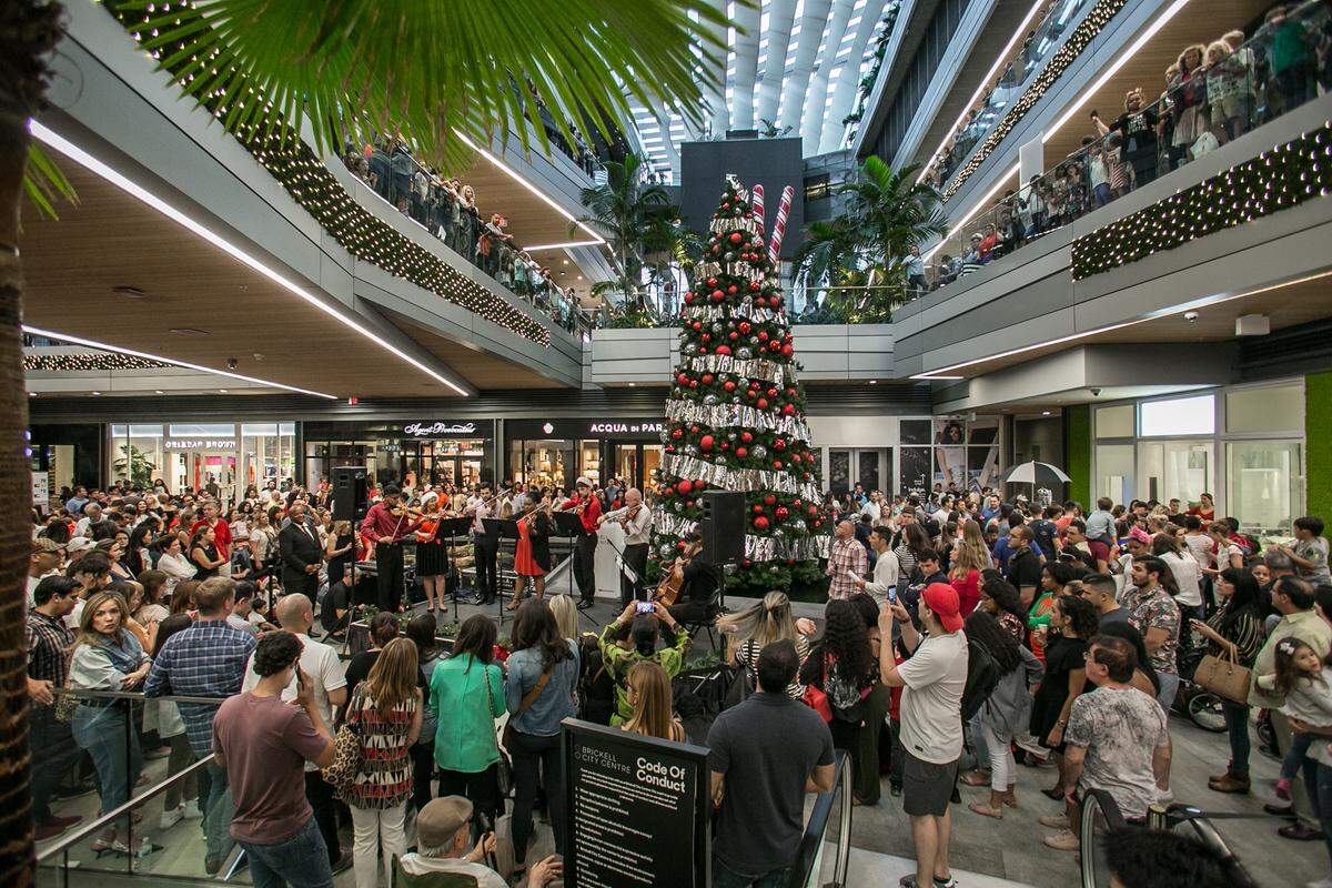 En Brickell City Centre (BCC) hay programación navideña hasta finales de diciembre con actuaciones musicales en vivo, artes y artesanías, iluminación del árbol de Navidad y, por supuesto, Santa Claus.