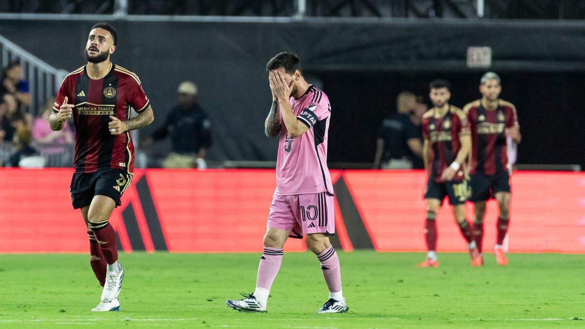 El genio de Lionel Messi apareció con un gol de cabeza cuando el Inter Miami más lo necesitaba, pero no fue suficiente y el club rosanegro cayó 3-2 contra Atlanta United, la noche del sábado en el Chase Stadium en Fort Lauderdale, y quedó eliminado en la primera ronda de los playoffs de la MLS.
