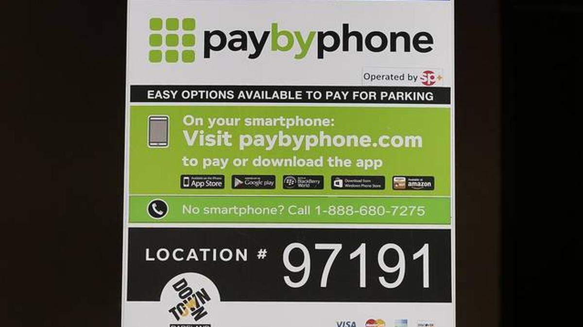 Un cartel de PayByPhone frente al centro comercial Dadeland Mall.
