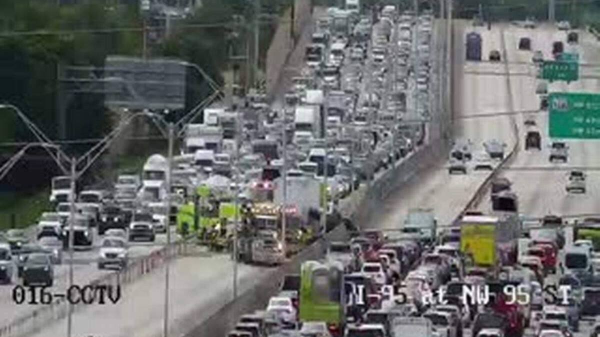 Accidente entre varios vehículos que tuvo lugar aproximadamente a las 8:30 a.m. del lunes obligó a cerrar las dos sendas express de un lado de la autopista I-95. 