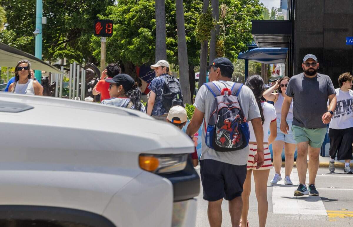 Un camión pasa mientras un peatón cruza la intersección de Lincoln Road y Washington Avenue, un punto crítico donde peatones son atropellados y resultan gravemente heridos o mueren, el jueves 11 de junio de 2026.