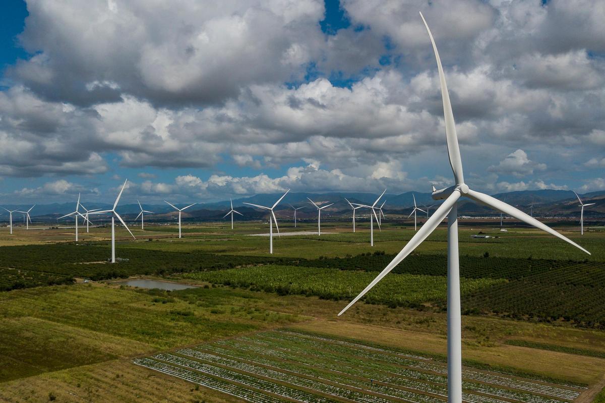 Vista aérea de un campo de aerogeneradores en Santa Isabel, Puerto Rico un año después del huracán María.