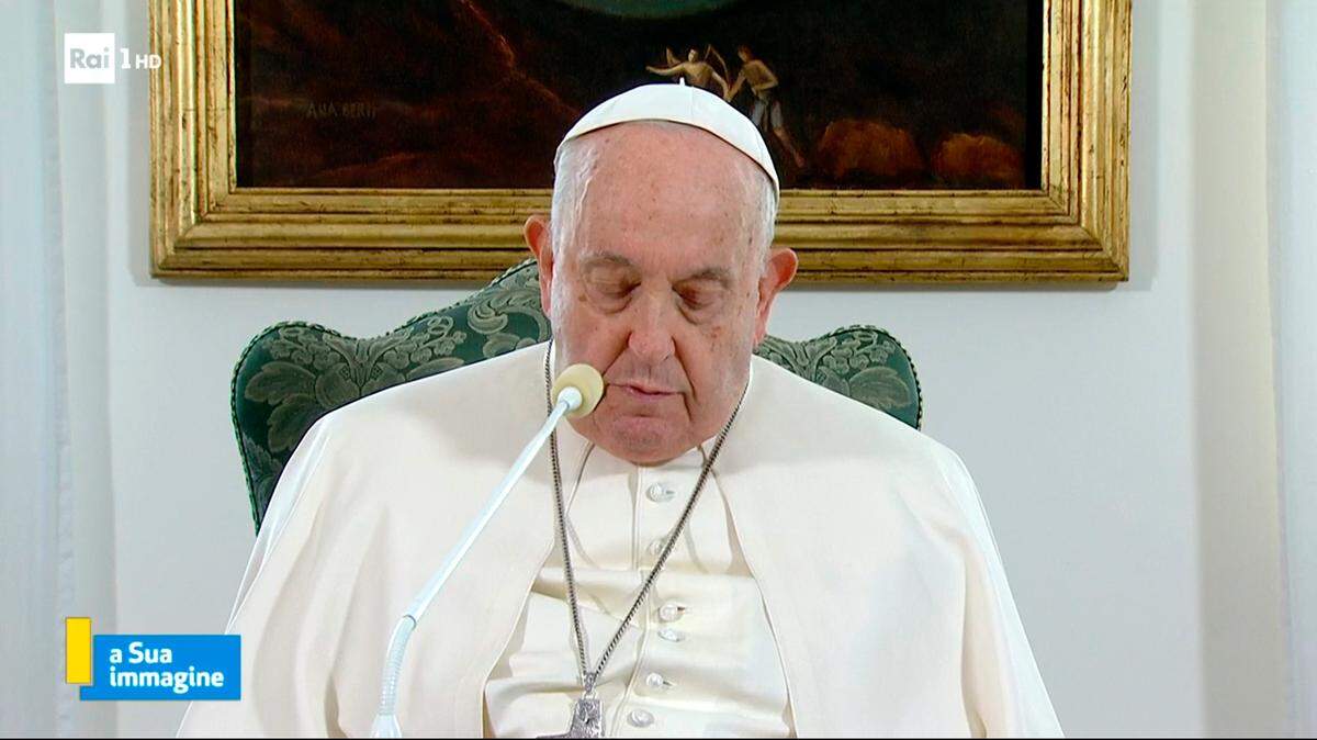 El papa Francisco, debido a una bronquitis infecciosa, recita la oración del Angelus desde la Capilla de Santa Marta y no desde el Palacio Apostólico, en esta imagen tomada de la televisión italiana el domingo 3 de diciembre de 2023.