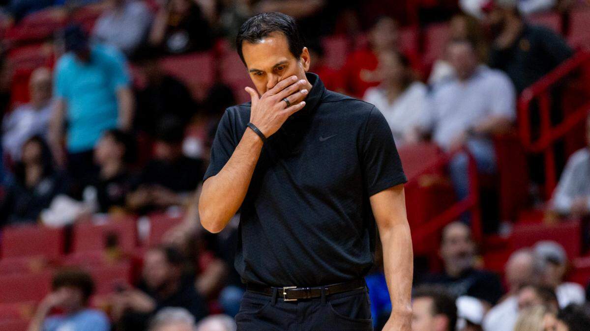 El Heat no esperó que Erik Spoelstra terminara su contrato el 2024 y el martes el entrenador firmó con el club de Miami por ocho años y $120 millones, el pacto más jugoso en la historia de la NBA en cuanto al monto total para el técnico.
