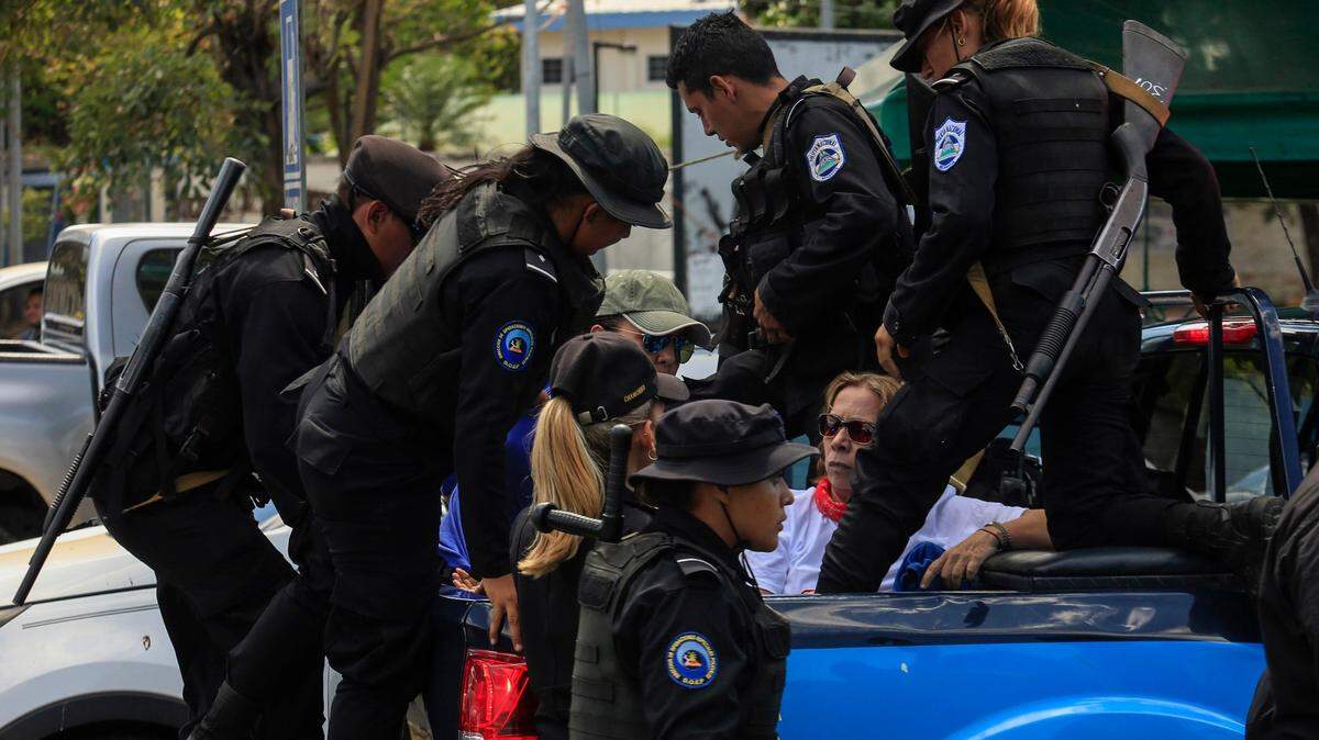 La policía detiene a manifestantes en Managua, Nicaragua, el sábado 16 de marzo de 2019. El gobierno de Nicaragua prohibió las protestas de la oposición en septiembre y la policía interrumpió el intento de este sábado de una manifestación para presionar al gobierno para que libere a cientos de manifestantes detenidos desde 2018.