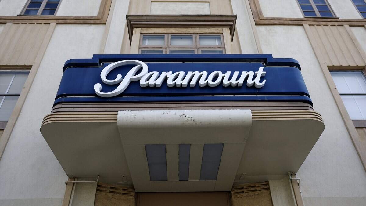 El logotipo de Paramount se muestra sobre la entrada de los estudios Paramount el 23 de febrero de 2026 en Los Ángeles, California.