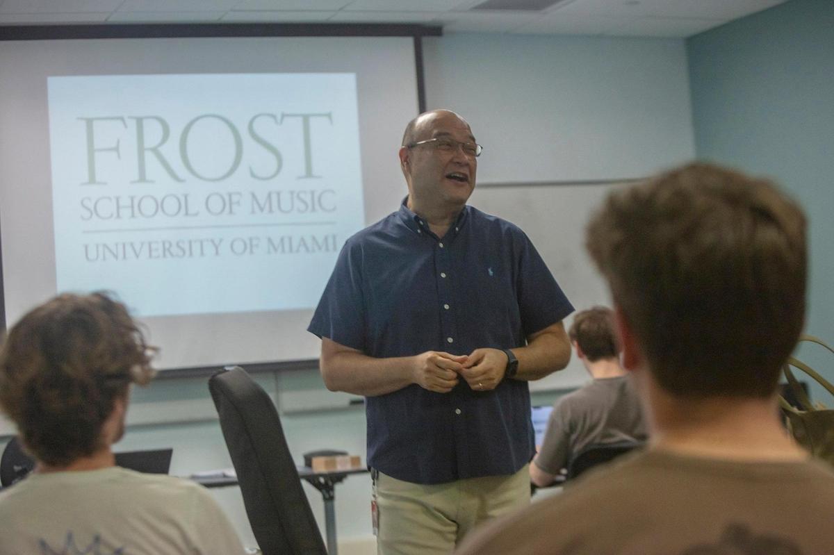 El profesor Guillermo Page explicó sobre los programas de licenciatura y maestría que ofrece la Frost School of Music de la Universidad de Miami, que no requieren que los estudiantes sean músicos para aprender los secretos de la industria musical, como contratos, licencias, derechos de autor y mercadeo.