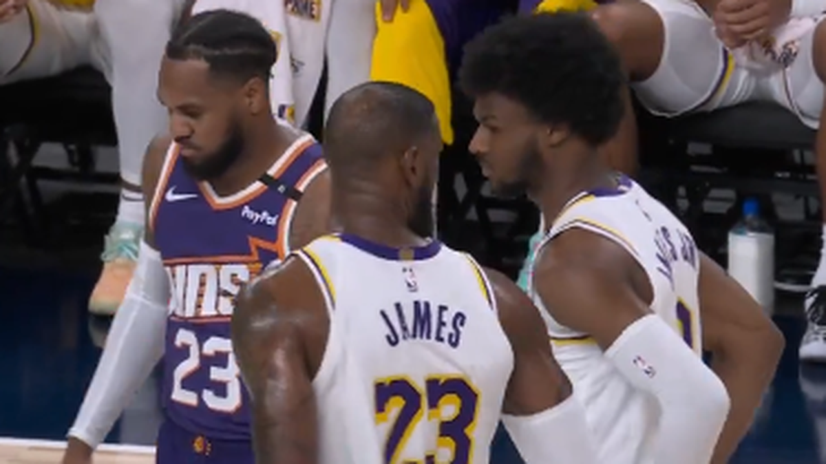 LeBron James (centro) y su hijo mayor, Bronny, jugaron juntos al inicio del segundo cuarto del partido de pretemporada de los Lakers contra los Suns de Phoenix, el domingo en Los Angeles.
