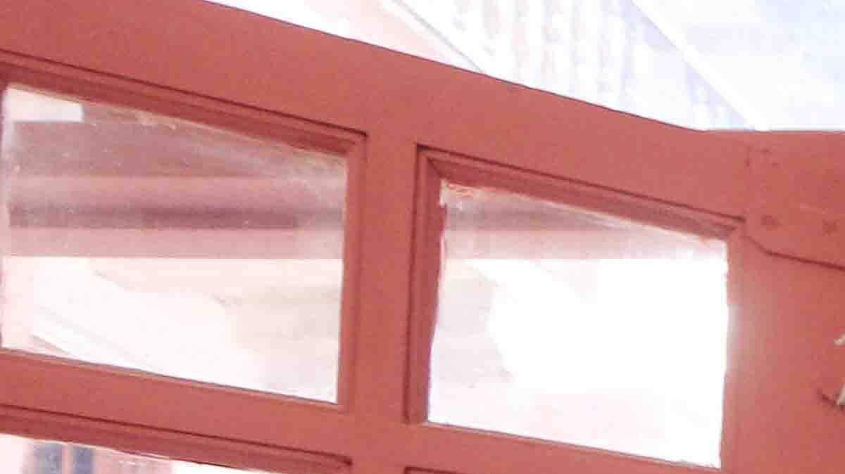 Un turista observa una réplica del Galeón San José luego de que el presidente de Colombia, Juan Manuel Santos, anunciara en una rueda de prensa en Cartagena (Colombia), el sábado 5 de diciembre de 2015, el hallazgo del galeón en el caribe colombiano. Después de más de 300 años en los que como un fantasma esquivó a cazatesoros y científicos, el mítico galeón español San José, hundido en 1708 frente a Cartagena de Indias con sus toneladas de oro, fue hallado y reapareció en fotografías tras varios años de investigación arqueológica. "Sin lugar a ningún tipo de duda, hemos encontrado 307 años después de su hundimiento el galeón San José", señaló hoy Santos en un acto en el que presentó algunas de las fotos del pecio tomadas por los equipos científicos.