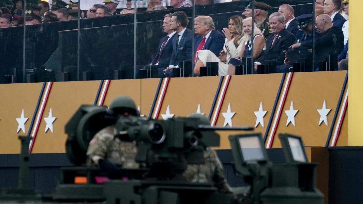 Daniel Driscoll, secretario del Ejército de EEUU, (de izquierda a derecha), Pete Hegseth, secretario de Defensa, el presidente, Donald Trump, y la primera dama Melania Trump durante el desfile del 250.º aniversario del Ejército de Estados Unidos en Washington, DC, el sabado 14 de junio de 2025. Se estima que el desfile, que coincide con el 79.º cumpleaños de Trump costó hasta $45 millones y contó con 6,600 soldados, 50 helicópteros y tanques de batalla M1 Abrams de 60 toneladas.