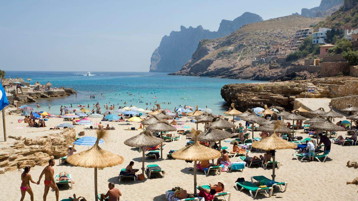 El turismo es una de las principales fuentes de ingreso para España. En la foto, el popular balneario de Cala San Vicente, en la isla de Mallorca.