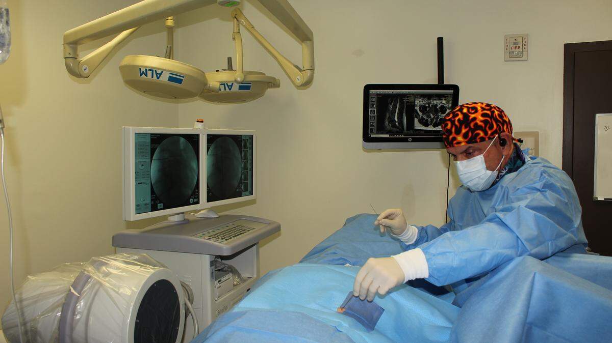 El Dr. Ramón Castellanos realizando una terapia de células madre.