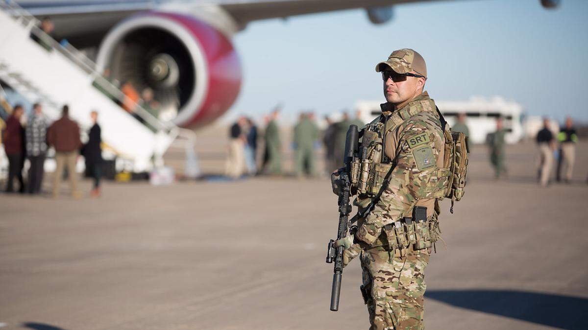 Un oficial de ICE supervisa el embarque de migrantes en un vuelo de repatriación desde Estados Unidos, como parte de las operaciones de deportación masiva.