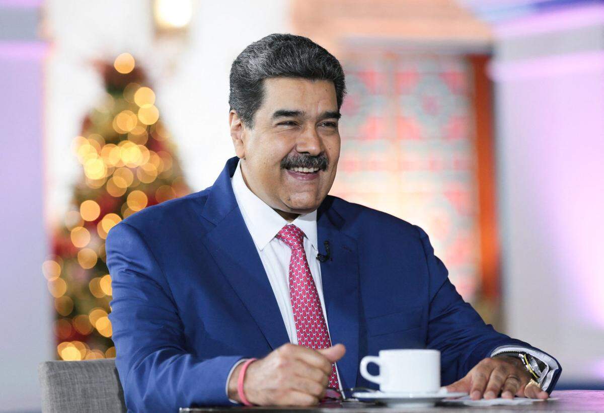 El gobernante de Venezuela Nicolás Maduro habla en una entrevista con el periodista español Ignacio Ramonet en Caracas, el 1 de enero de 2022.