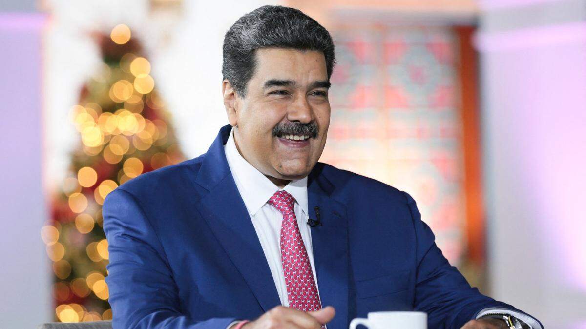 El gobernante de Venezuela Nicolás Maduro habla en una entrevista con el periodista español Ignacio Ramonet en Caracas, el 1 de enero de 2022.