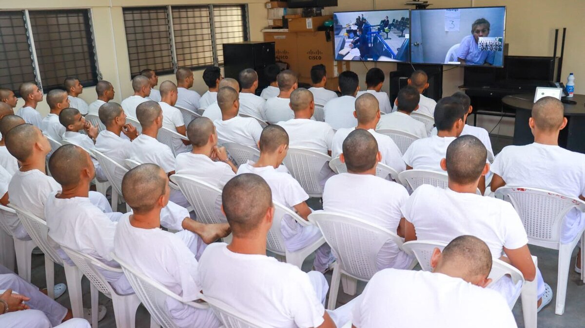 Presuntos pandilleros en audiencia ante las autoridades de El Salvador el 9 de abril de 2022.