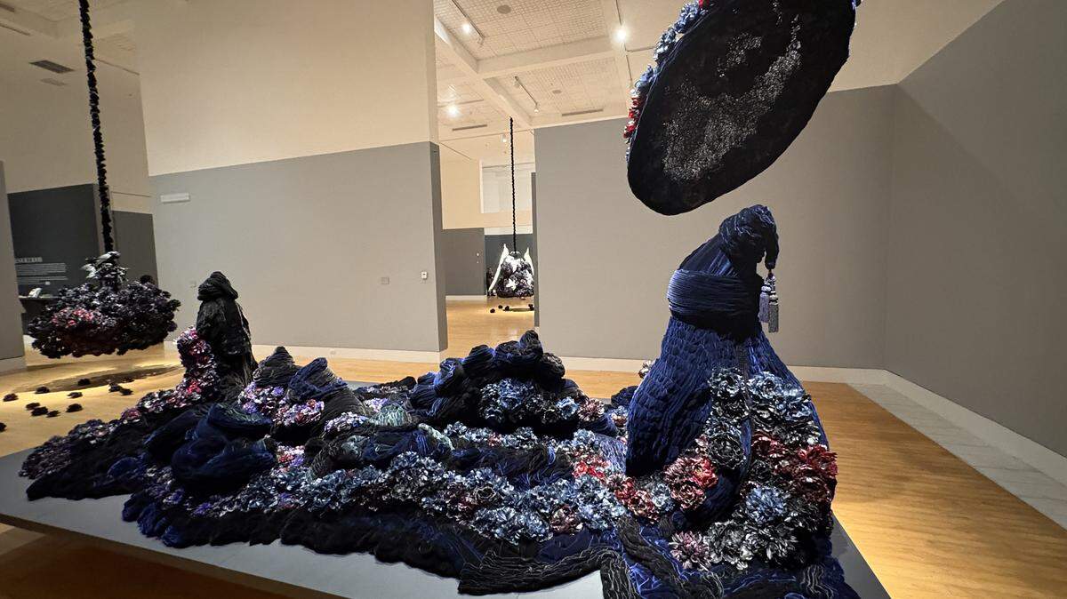 Instalación de “Petah Coyne: Having Gone I Will Return”, en el Lowe Art Museum, UM. 