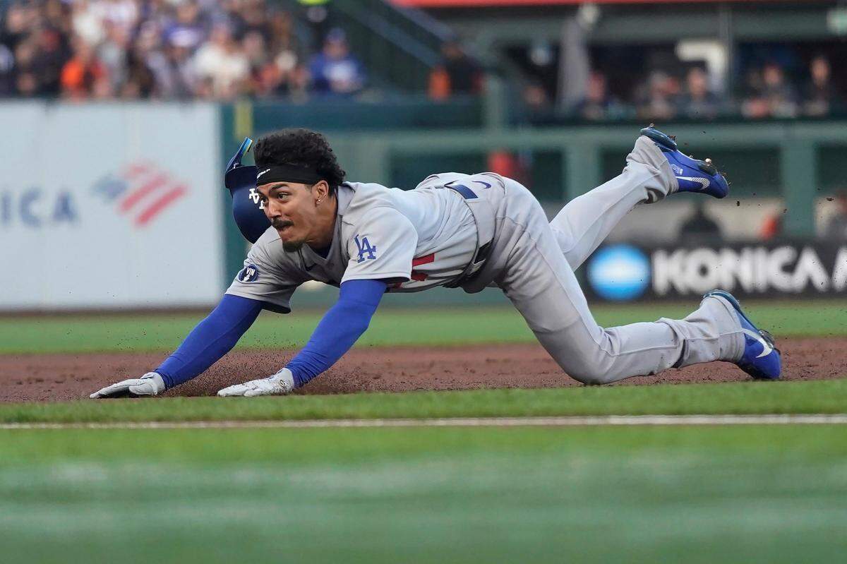 El prospecto cubano de los Dodgers Miguel Vargas se roba la tercera base en la segunda entrada del partido ante los Gigantes, celebrado el 3 de agosto de 2022 en San Francisco.
