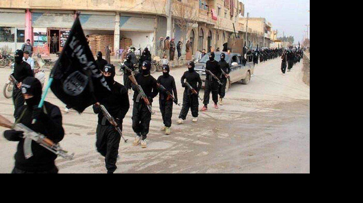Esta imagen sin fecha publicada en un sitio web militante el martes, 14 de enero 2014 muestra combatientes del Estado Islámico de Irak y la Levant (ISIL) marchando en Raqqa, Siria. 
