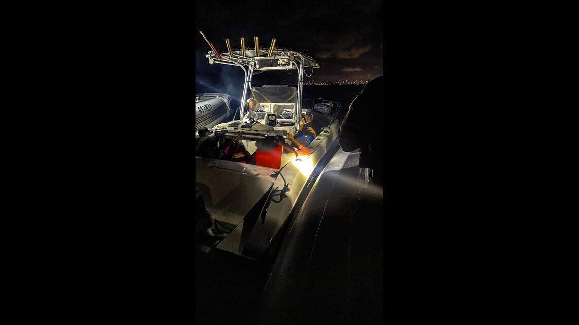 La tripulación de una embarcación de Operaciones Aéreas y Marítimas de la Oficina de Aduanas y Protección Fronteriza de EEUU detiene un buque sospechoso de contrabando de migrantes frente a las costas de Miami, el domingo 26 de abril de 2026.