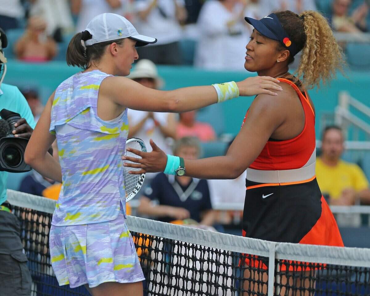 Iga Swiatek (izq.) saluda a Naomi Osaka tras ganar la final femenina del Miami Open, el 2 de abril de 2022 en el Hard Rock Stadium en Miami Gardens, Florida.