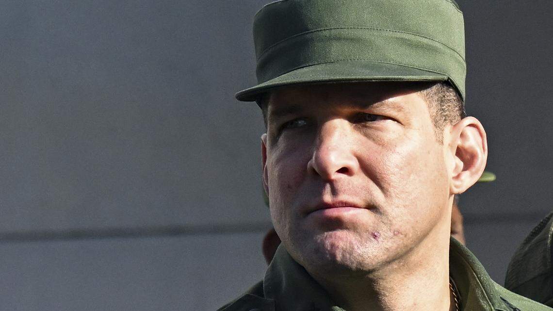 El coronel cubano Raúl Guillermo Rodríguez Castro, nieto de Raúl Castro, asiste al funeral de los 32 soldados cubanos muertos durante la incursión estadounidense en Venezuela, en el Cementerio de Colón, en La Habana, el 16 de enero de 2026.