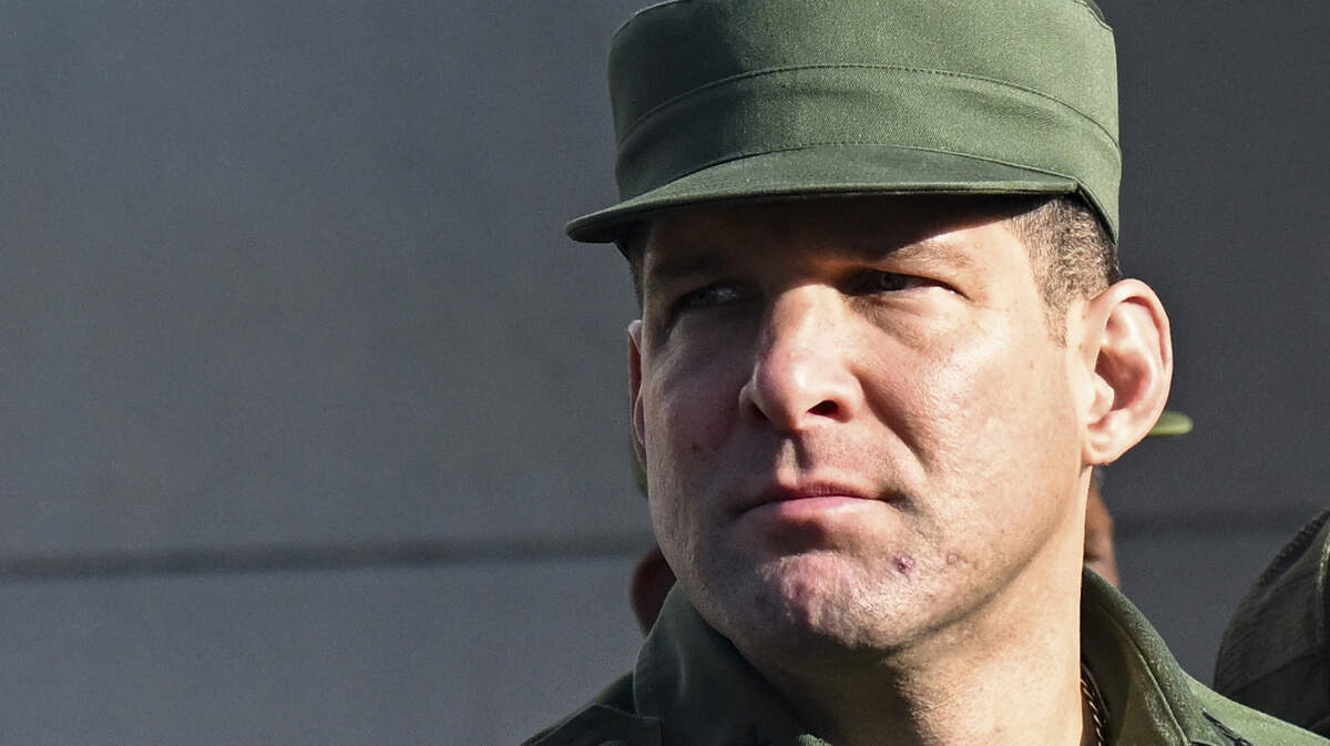 El coronel cubano Raúl Guillermo Rodríguez Castro, nieto de Raúl Castro, asiste al funeral de los 32 soldados cubanos muertos durante la incursión estadounidense en Venezuela, en el Cementerio de Colón, en La Habana, el 16 de enero de 2026.