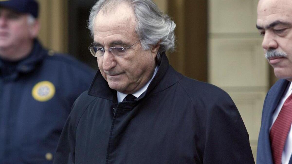 En esta fotografía de archivo del 14 de enero de 2009, Bernie Madoff sale de la Corte Federal de Nueva York.