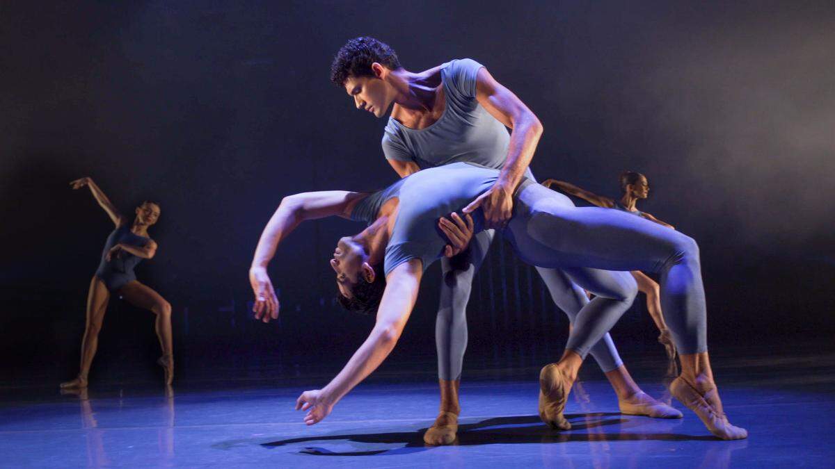 Renan Cerdeiro y Kleber Rebello en “Places”, coreografía de Claudia Schreier.