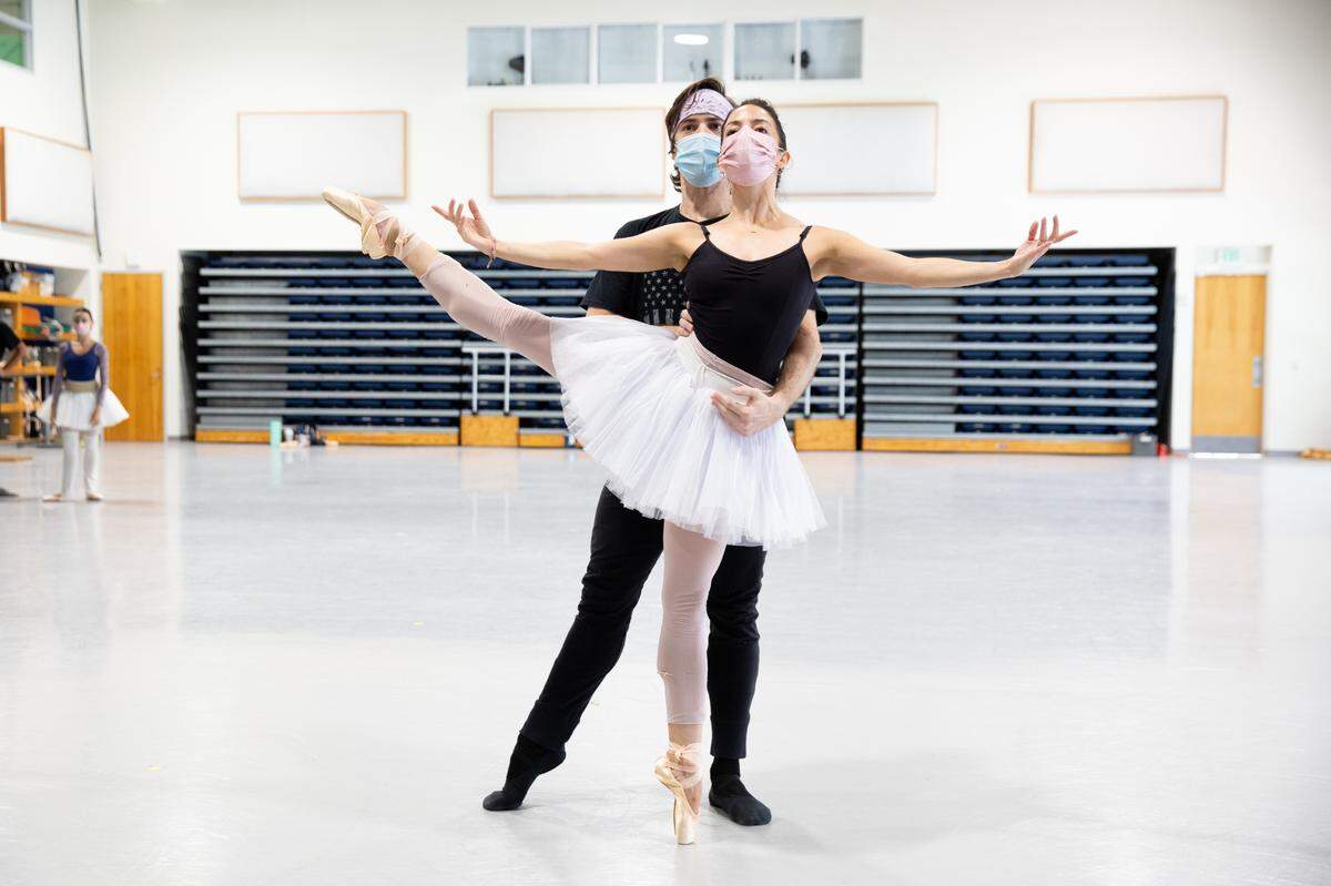 Katia Carranza y Carlos Quenedit ensayan “El Lago de los Cisnes” de Alexei Ratmansky.