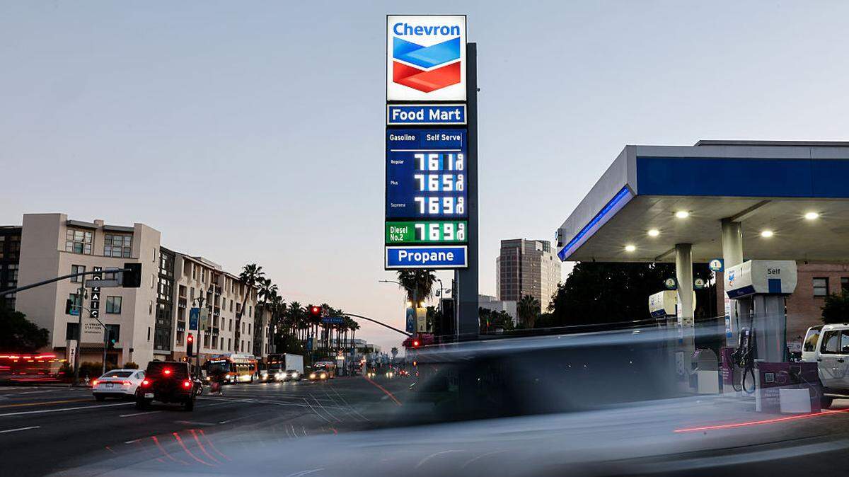 Una estación Chevron del centro de Los Ángeles, California, refleja los altos precios de la gasolina, el martes 3 de marzo de 2026.