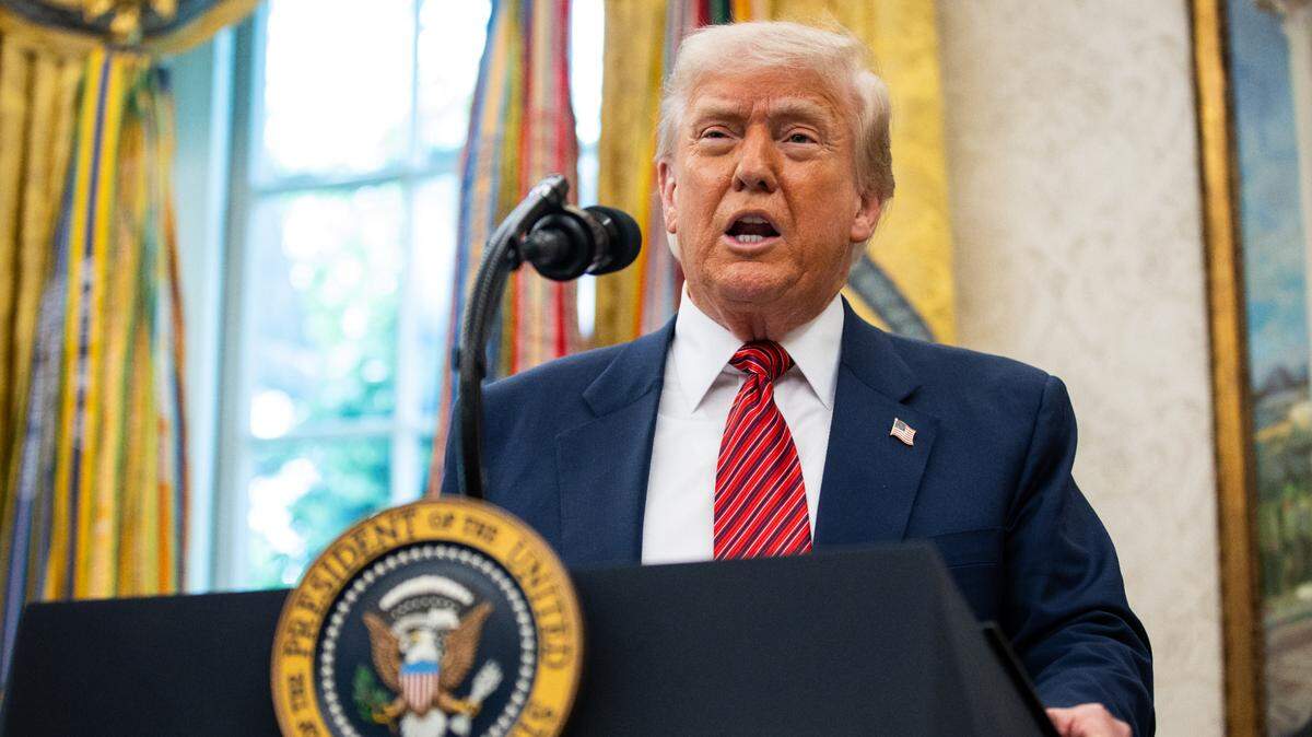 El presidente de Estados Unidos, Donald Trump, habla antes de que el exsenador David Perdue preste juramento como embajador de EE.UU. en la República Popular China, durante una ceremonia en el Despacho Oval de la Casa Blanca, el 7 de mayo de 2025 en Washington, D.C. 