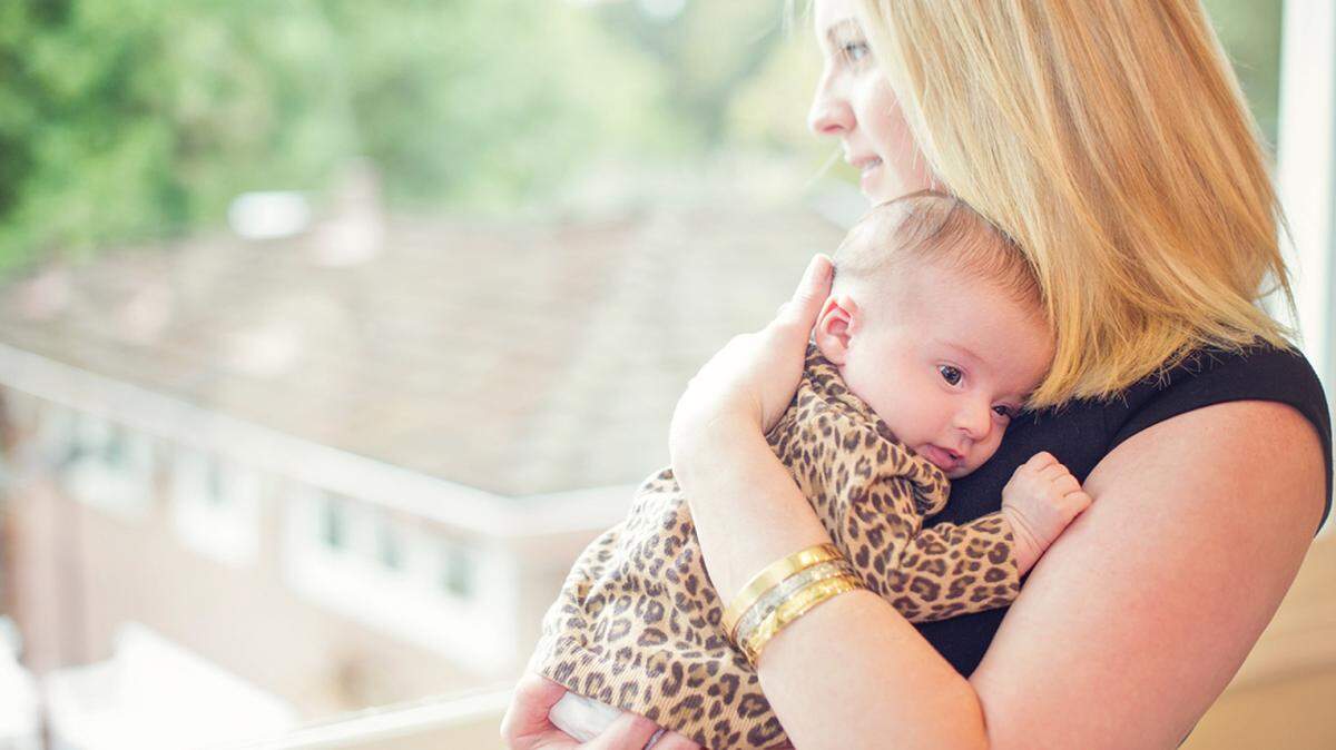 Lisa Abramson sostiene a su hija recién nacida, Lucy, en 2014. Abramson comenzó a sentirse confundida y a tener alucinaciones, ambos síntomas de la psicosis post parto.