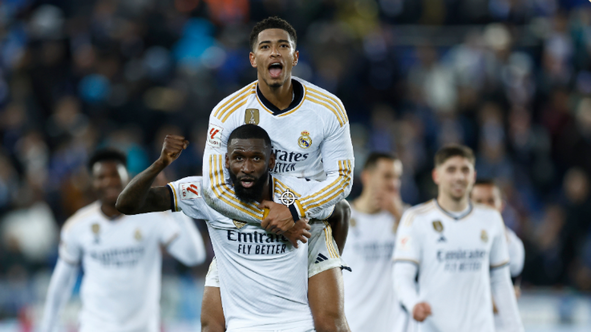 Antonio Rudiger (centro) carga a Jude Bellingham para celebrar la victoria del Real Madrid ante el Deportivo Alavés, en el partido de la liga española celebrado el 21 de diciembre de 2023.