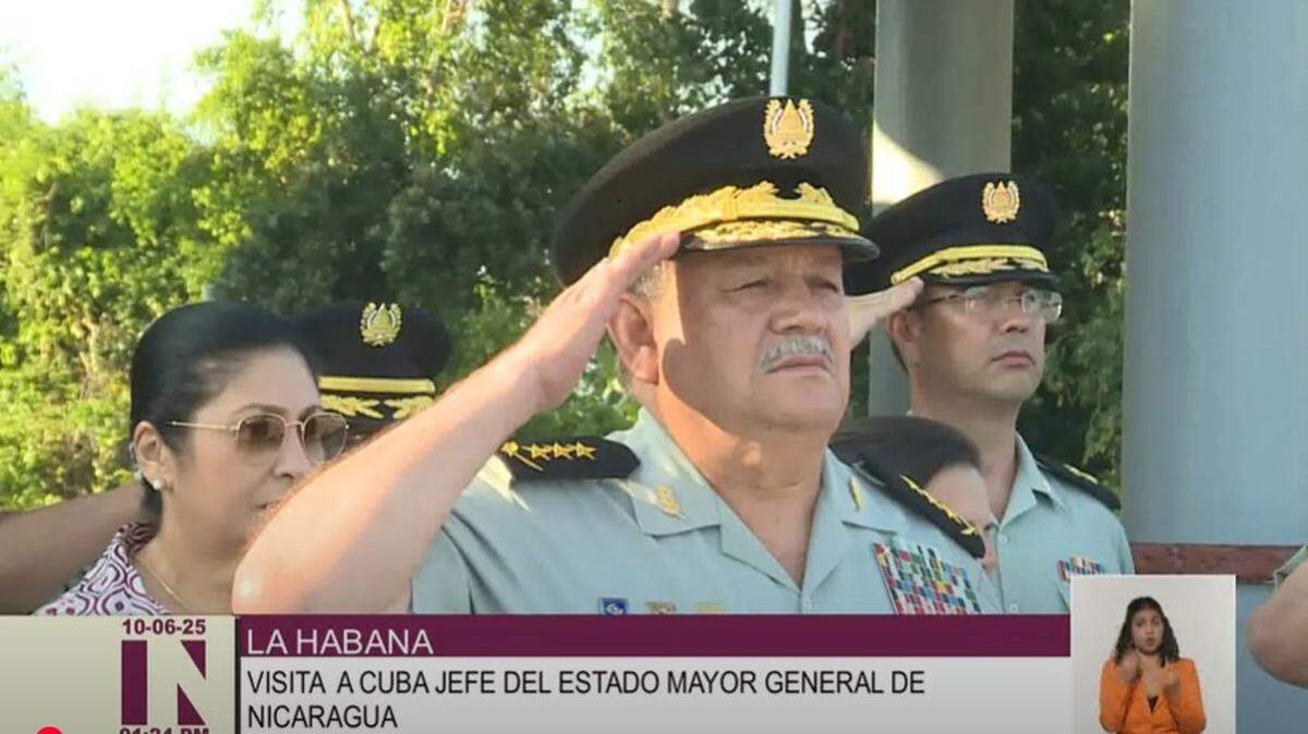 El coronel general Bayardo Ramón Rodríguez Ruiz visitó el martes 10 de junio el mausoleo El Cacahual, en La Habana, como parte de su recorrido por la capital cubana.