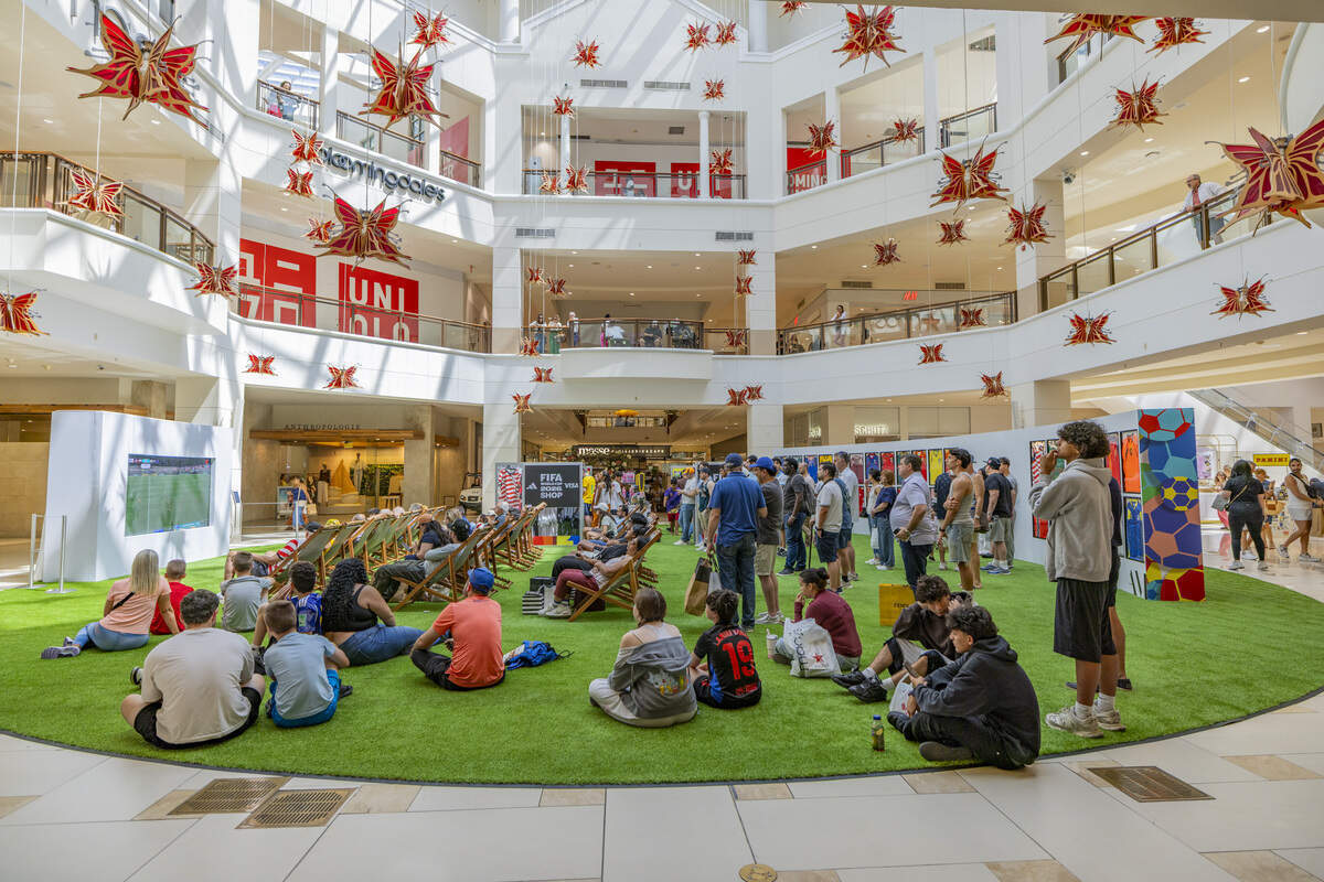 La zona de visualización de Aventura Mall transmite todos los partidos de la Copa Mundial de la FIFA con el sonido activado, no solo aquellos que se juegan en Miami. El espacio también cuenta con una pared decorada con camisetas que representan a las 48 naciones que compiten en este torneo. La tienda de la FIFA ubicada en el lugar ofrece artículos oficiales, incluidas las estampas de Panini.