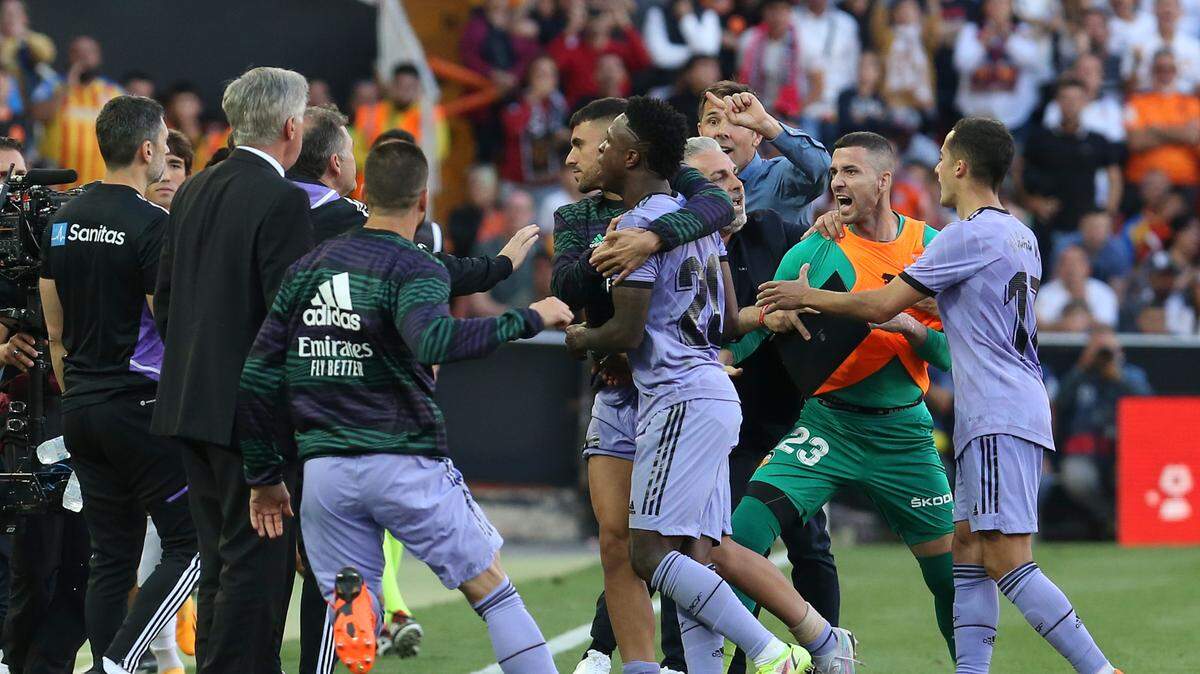 Vinicius Junior, del Real Madrid (centro) fue víctima otra vez de insultos racistas en un partido de la liga española, al extremo que el técnico del Real Madrid Carlo Ancelotti contempló con sacar al delantero brasileño luego que hinchas del Valencia empezaron a gritarle “mono”.