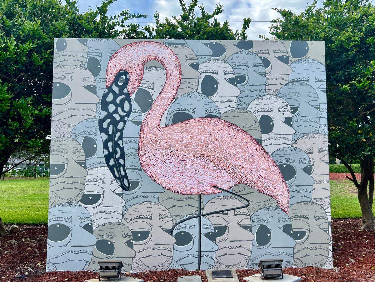 El parque “Garden of the Arts” en Hialeah muestra el ingenio de los artistas locales que exhiben su trabajo. Uno de sus exponentes es “Blanco” con el principal símbolo de la ciudad: un flamenco