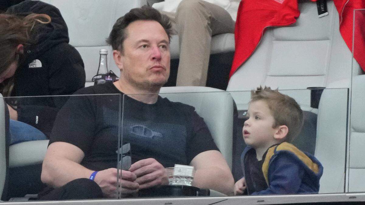 Elon Musk observa antes del Super Bowl LVIII entre los San Francisco 49ers y los Kansas City Chiefs en el Allegiant Stadium. Crédito obligatorio: Kyle Terada-USA TODAY Sports.