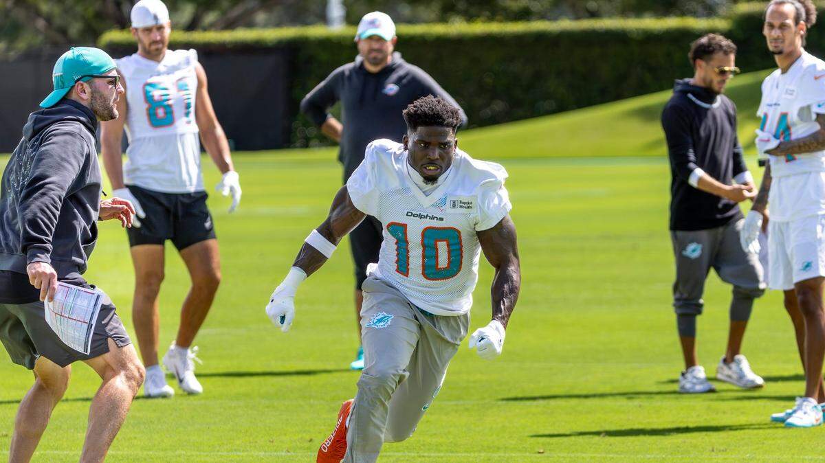 El coordinador ofensivo de los Dolphins Frank Smith afirmó que el estelar wide receiver Tyreek Hill le ha expresado su entusiasmo por volver a trabajar con el club de Miami.