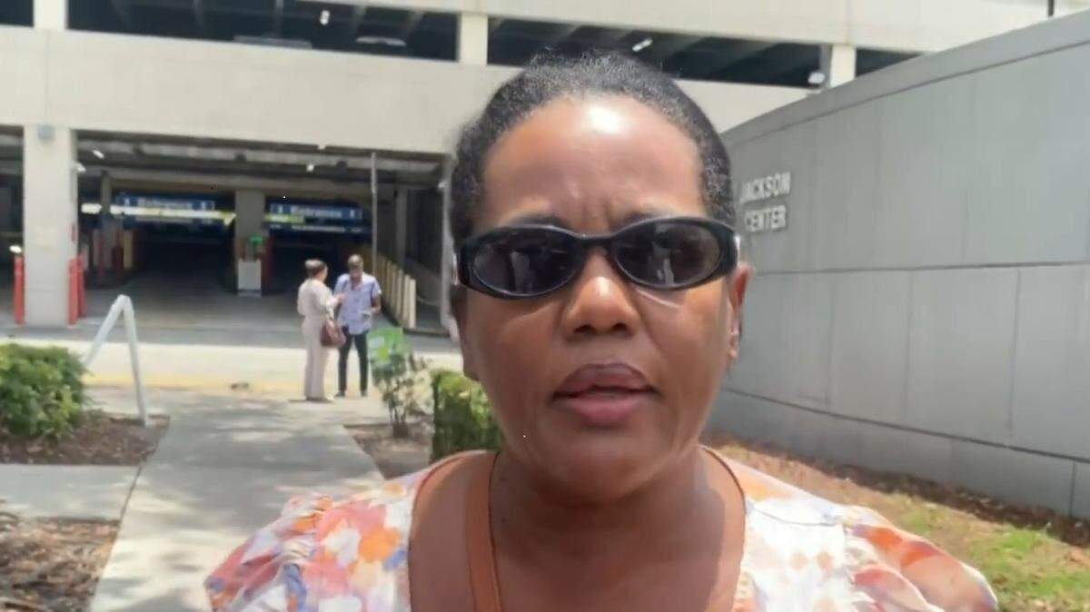 Ruth Gutiérrez habla en el Centro de Traumatismos Ryder del Hospital Jackson Memorial, en Miami. Gutiérrez resultó herida en la explosión de una embarcación cerca del banco de arena de Haulover el sábado 9 de mayo de 2026.