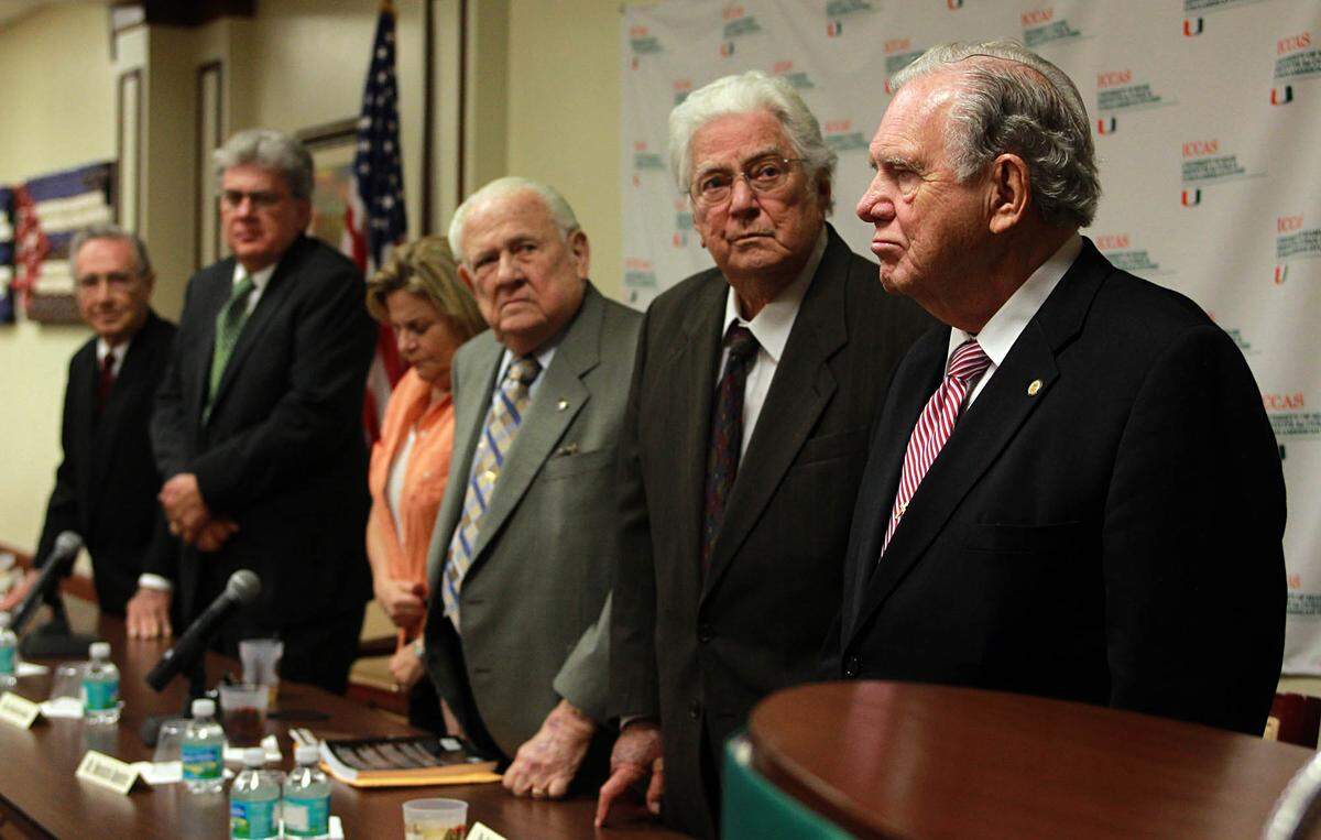 El reverendo Martín N. Añorga (extremo derecho), acompaña al autor e historiador Enrique Ros y otros panelistas durante la presentación de un libro de Ros en la Casa Bacardí de la Universidad de Miami en octubre de 2011.