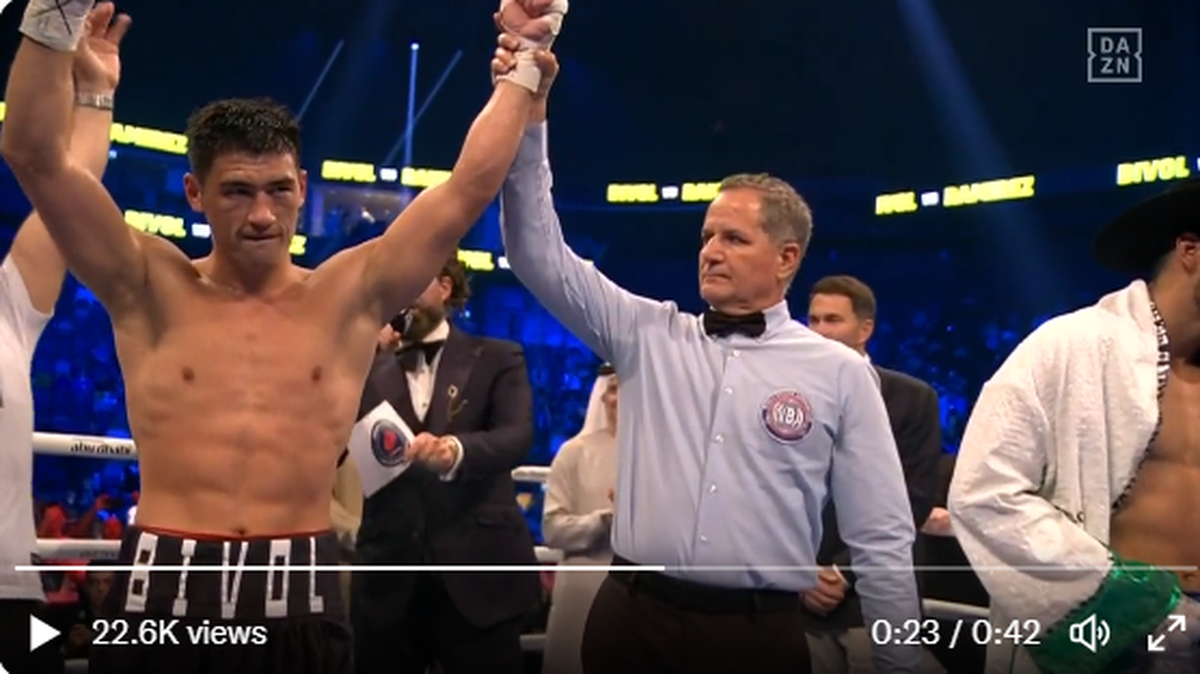 Dmitry Bivol (izq.) derrotó por decisión unánime a Gilberto Ramírez el sábado 5 de noviembre de 2022 en Abu Dhabi, Emiratos Árabes Unidos.