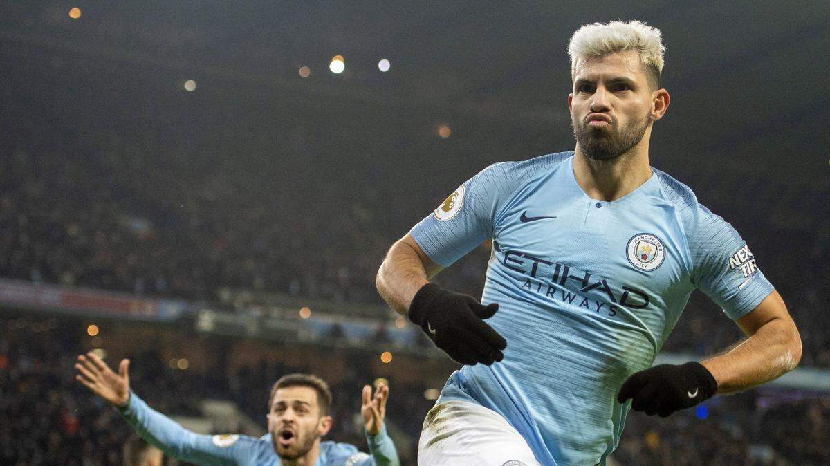 El delantero del Manchester City Sergio Agüero (der.) celebra el primer gol de su equipo ante el Liverpool, el 3 de enero de 2019.