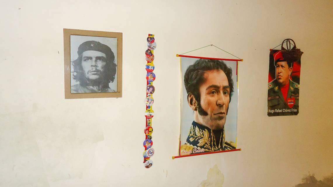 Pared de una casa de uno de los beneficiarios del programa de alimentos subsidiados en Venezuela, adornada con fotos de Hugo Chávez, Simón Bolívar y Ernesto “Che” Guevara.