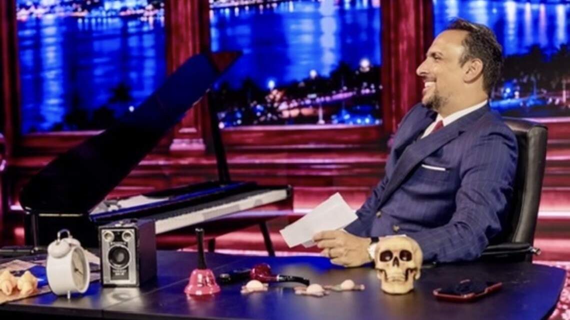 Adriano Perticone lleva “Sin Pistas” a Mega TV: humor, música y entrevistas desde Miami