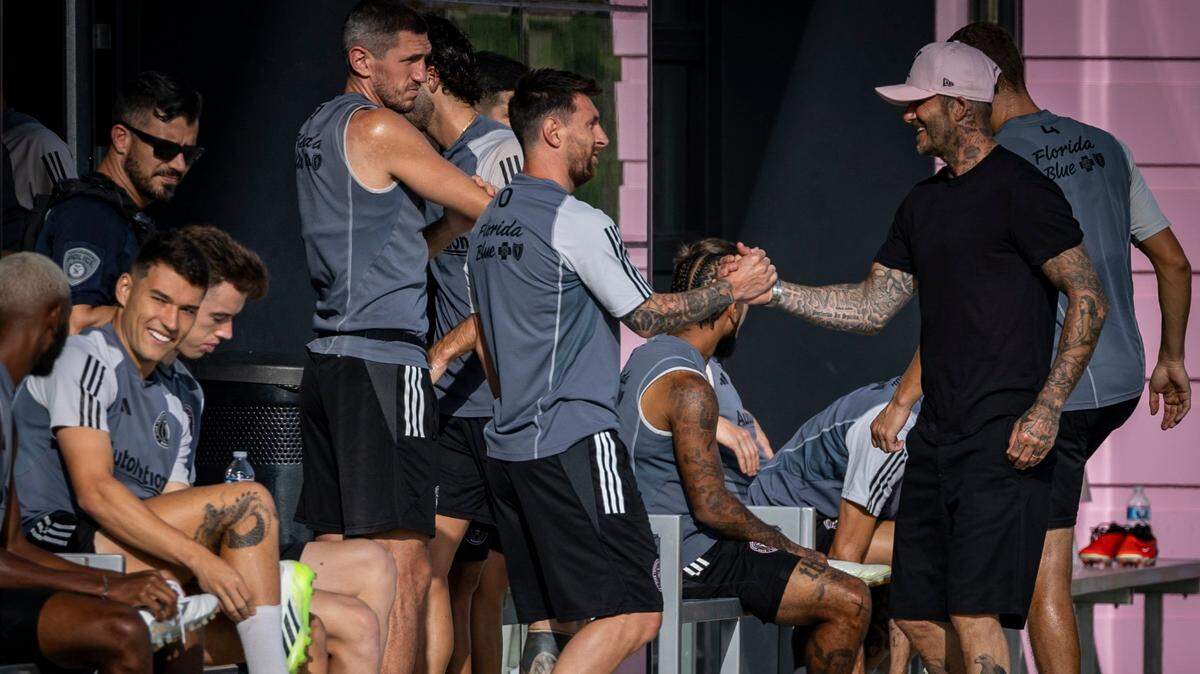 El delantero del Inter Miami Lionel Messi (izq.) saluda a David Beckham, uno de los propietarios del equipo, durante un entrenamiento celebrado el 24 de julio de 2023 en Fort Lauderdale.
